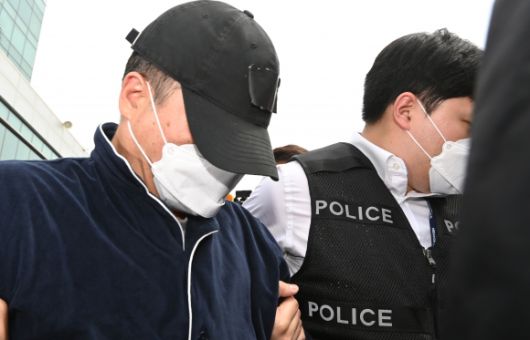 부모와 처자식 등 일가족 5명을 살해하고 극단적 선택을 시도한 가장 A씨가 구속 전 피의자 심문(영장실질심사)에 출석하기 위해 17일 경기도 용인동부경찰서 유치장을 나오고 있다. A씨는 지난 14일 경기도 용인시 한 아파트에서 80대 부모와 50대 아내, 10대와 20대 딸 등 일가족 5명을 수면제를 먹인 뒤 살해한 혐의로 경찰에 긴급 체포됐다. 2025.4.17 뉴시스