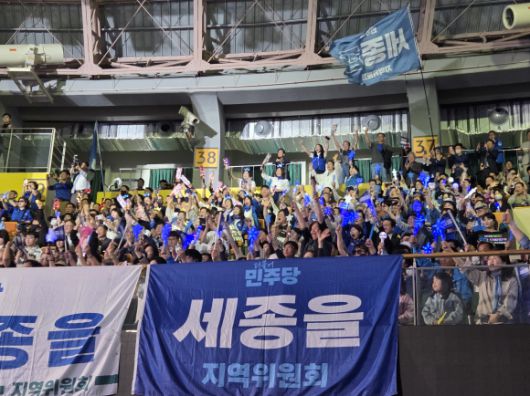 더불어민주당 대선 후보를 뽑는 첫 합동연설회가 열린 19일 충북 청주체육관 내부의 모습. 청주 김주환 기자