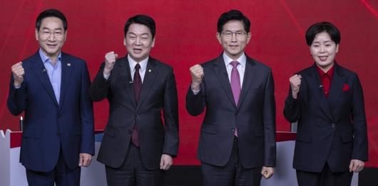 국민의힘 제21대 대선 후보자 1차 경선 토론회, A조 후보들 선전 다짐 - 19일 서울 강서구 ASSA아트홀에서 열린 국민의힘 제21대 대통령 후보자 1차 경선 토론회에서 A조 후보들이 시작 전 기념 촬영을 하다 파이팅을 외치고 있다. 왼쪽부터 유정복, 안철수, 김문수, 양향자 후보.  연합뉴스