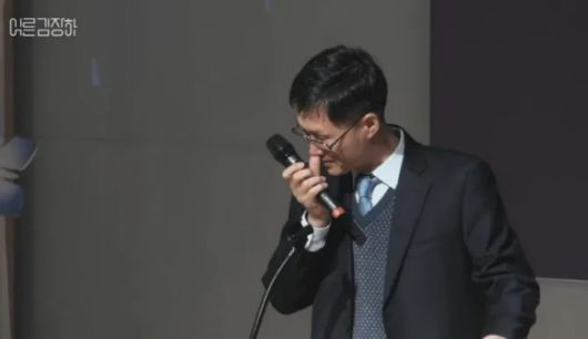 경남MBC 다큐멘터리 ‘어른 김장하’ 캡처. 2019년 김장하 선생 생일 축하 행사에서 발언하며 눈물을 흘리는 문형배 헌법재판소장 직무대행.