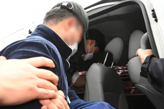 부모와 처자식 등 일가족 5명을 살해하고 극단적 선택을 시도한 가장 A씨가 구속 전 피의자 심문(영장실질심사)에 출석하기 위해 17일 경기도 용인동부경찰서 유치장을 나와 호송차에 탑승하고 있다. A씨는 지난 14일 경기도 용인시 한 아파트에서 80대 부모와 50대 아내, 10대와 20대 딸 등 일가족 5명을 수면제를 먹인 뒤 살해한 혐의로 경찰에 긴급 체포됐다. 2025.4.17 뉴시스