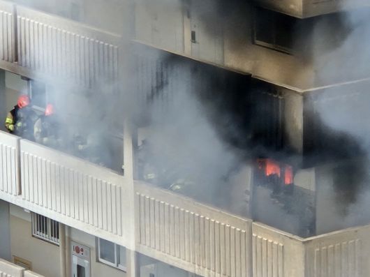 21일 서울 관악구 봉천동에 위치한 아파트에 방화로 인한 화재가 발생했다. 독자제공