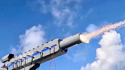 2023년 해상 시험 중 일본의 프로토타입 레일건이 발사되고 있다. ATLA