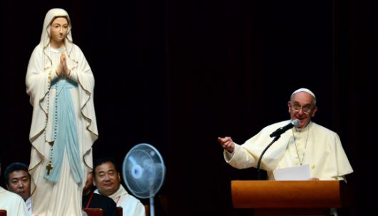 충북 음성 꽃동네 사랑의 연수원에서 수도자들에게 강론하는 교황의 모습. 연합뉴스.
