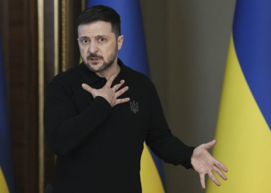 볼로디미르 젤렌스키 우크라이나 대통령이 17일(현지시간) 우크라이나 수도 키이우에서 기자회견하고 있다. 이날 젤렌스키 대통령은 중국이 러시아를 지원하고 있다고 주장했다. 2025.4.17 키이우 EPA 연합뉴스