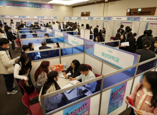 청년 구직자들로 붐비는 채용박람회장 - ‘2025 부산권 대학교와 함께하는 드림온 채용박람회’가 열린 28일 부산 해운대구 벡스코 컨벤션홀 1층에서 청년 구직자들이 취업 상담을 하고 있다. 2025.3.28 부산 연합뉴스