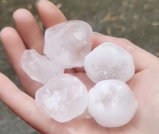 중국 현지시간으로 19일 남부 광시성에 내린 우박. 웨이보 캡처