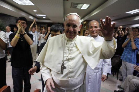 88세의 나이로 지난 21일 선종한 프란치스코 교황이 2014년 8월 15일 한국을 방문했을 당시 서울 마포구 예수회 서강대 공동체와의 만남을 가진 후 예수회원들의 배웅을 받으며 떠나고 있다. 교황은 이날 모인 100여명의 회원 한명 한명을 모두 끌어안으며 인사하기도 했다. 예수회 한국관구 제공