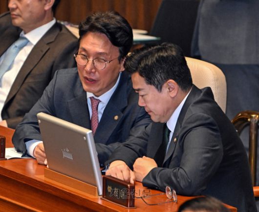 김민석(왼쪽) 더불어민주당 수석 최고위원과 박찬대 당대표 직무대행 겸 원내대표가 24일 국회 본회의에서 이야기를 나누고 있다. 안주영 전문기자