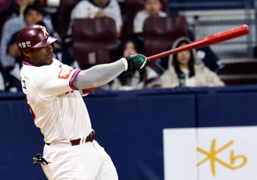 푸이그의 투런포 - [서울=뉴시스] 박주성 기자 = 22일 오후 서울 구로구 고척스카이돔에서 열린 프로야구 2025 KBO리그 두산 베어스 대 키움 히어로즈의 경기, 3회말 투아웃 주자 1루에서 키움 푸이그가 투런 홈런을 치고 있다. 2025.04.22. park7691@newsis.com  <저작권자ⓒ 공감언론 뉴시스통신사. 무단전재-재배포 금지.>