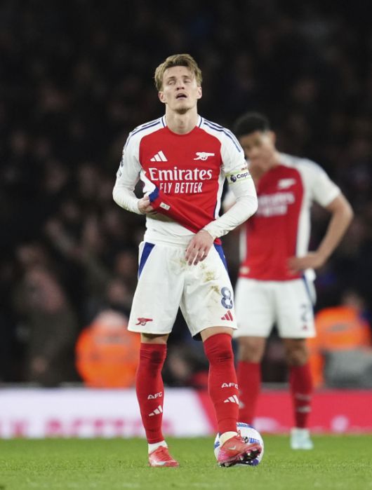 아스널의 주장 마르틴 외데고르가 24일(한국시간) 영국 런던 에미레이츠 스타디움에서 열린 2024~25 EPL 34라운드 크리스털 팰리스와의 홈 경기에서 실점한 뒤 아쉬워하고 있다. AP 연합뉴스