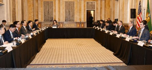 한-미 2+2 통상협의 시작 - 주요 20개국(G20) 재무장관회의 및 국제통화금융위원회(IMFC)‘에 참석차 미국 워싱턴D.C를 방문중인 최상목 부총리 겸 기획재정부 장관이 안덕근 산업통상자원부 장관과 함께 24일(현지시간) 미국 워싱턴 DC 재무부에서 열린 ’한-미 2+2 통상협의(Trade Consultation)‘를　시작하고 있다. 2025.4.24 기획재정부 제공