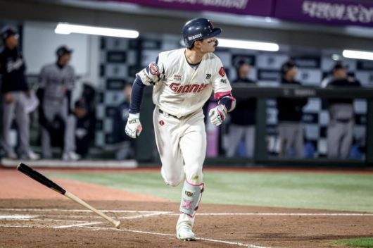 롯데 자이언츠 윤동희가 24일 부산 사직야구장에서 열린 2025 KBO리그 정규시즌 한화와의 홈 경기에서 홈런을 친 뒤 달리고 있다. 롯데 자이언츠 제공