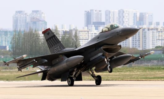 지난 18일 광주 광산구 공군 광주기지에서 열린 한미 공군 연합공중훈련 ‘프리덤 플래그(Freedom Flag)’에서 미국 공군 F-16 전투기가 비행을 마치고 착륙하고 있다. 2025.4.18 . 연합뉴스