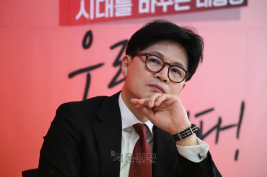 한동훈 국민의힘 후보가 23일 서울 여의도 대하빌딩 ‘국민먼저캠프’에서 서울신문과 인터뷰하고 있다. 한 후보는 ‘한덕수 차출론’을 두고 “일부 기득권 정치인들이 승리가 아닌 연명을 원하는 것”이라며 “경선을 진행하는 과정에서 다른 카드를 찾자는 얘기가 당에서 나오면 안 된다. 그건 패배주의”라고 지적했다. 홍윤기 기자