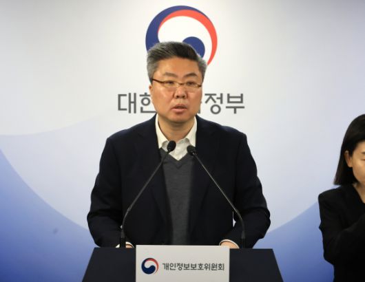 개보위, 딥시크 사전 실태점검 결과 발표 - 남석 개인정보보호위원회 조사조정국장이 24일 서울 종로구 정부서울청사에서 열린 제9회 전체회의 결과 브리핑에서 딥시크 서비스 사전 실태점검 결과를 발표하고 있다. 2025.4.24 연합뉴스