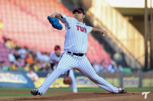 LG 트윈스 송승기가 24일 서울 잠실야구장에서 열린 2025 KBO리그 정규시즌 NC 다이노스와의 홈 경기에서 공을 던지고 있다. LG 트윈스 제공