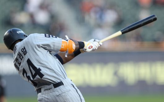 안타치는 한화 플로리얼 - [서울=뉴시스] 고범준 기자 = 8일 서울 송파구 잠실야구장에서 열린 2025 KBO리그 한화 이글스와 두산 베어스의 경기, 1회초 무사 1루 한화 플로리얼이 우전 안타를 치고 있다. 2025.04.08. bjko@newsis.com  <저작권자ⓒ 공감언론 뉴시스통신사. 무단전재-재배포 금지.>