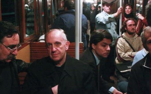 프란치스코 교황이 아르헨티나 부에노스아이레스 대주교였던 베르골리오 추기경 시절인 2008년 지하철을 타고 이동하는 모습이 언론에 잡혔다. AP 연합뉴스