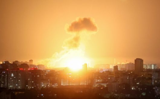 24일 러시아가 발사한 탄도미사일이 키이우 상공에서 폭발하며 주위가 환하게 밝아졌다. 로이터 연합뉴스