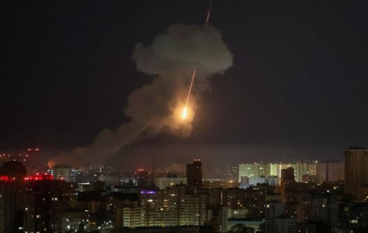 24일 키이우 상공에서 떨어지는 러시아의탄도미사일. 로이터 연합뉴스