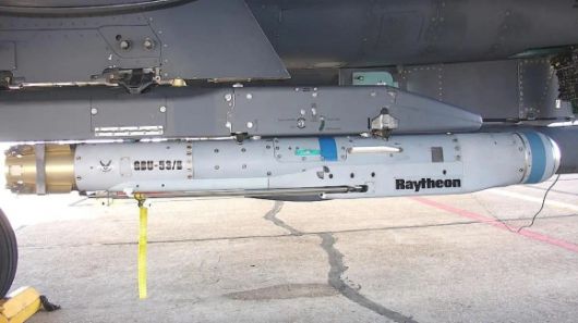 F-15E에 탑재된 스톰브레이커. 레이시온 제공