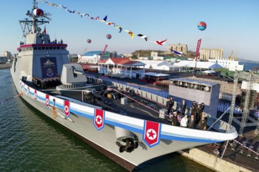 북한 노동당 기관지 노동신문은 25일 공개한 5천톤급 구축함 ‘최현암’의 모습. 노동신문/뉴스1