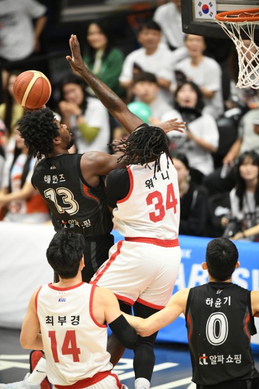 수원 kt 레이션 해먼즈가 27일 수원 케이티아레나에서 열린 2024~25 프로농구 4강 PO 3차전 서울 SK와의 홈 경기에서 레이업하고 있다. KBL 제공