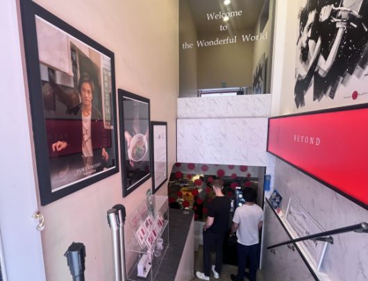 기존의 라멘집 분위기와 달리 세련된 외관을 하고 있는 도쿄 시부야의 한 라멘집. 외국인 관광객들이 키오스크로 주문을 하고 있다. 도쿄 명희진 특파원