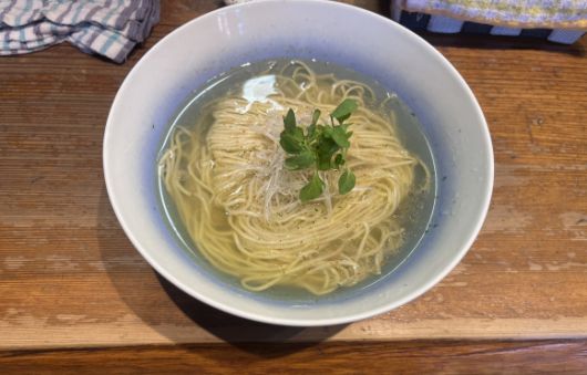 1000엔의 벽을 넘기지 않기 위해 차슈, 멘마 등 토핑을 과감히 뺀  도쿄 아라카와의 인기 라멘집의 ‘가케 라멘’ . 도쿄 명희진 특파원