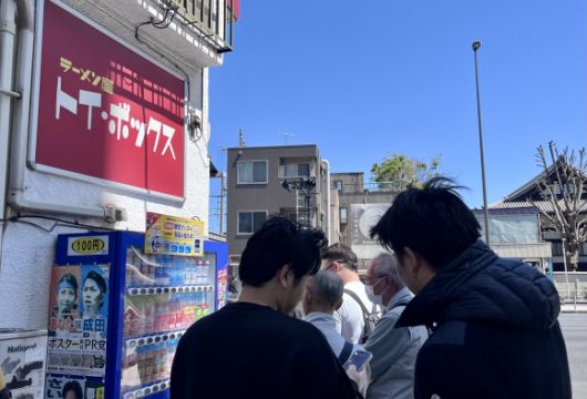 도쿄 아라카와의 한 인기 라멘집에 앞에 대기열이 늘어서 있다. 도쿄 명희진 특파원