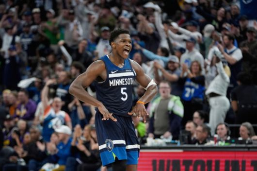 미네소타 팀버울브스 앤서니 에드워즈가 28일(한국시간) 미국 미네소타주 미니애폴리스의 타깃 센터에서 열린 2024~25 NBA 서부 콘퍼런스 플레이오프 1라운드 4차전 LA 레이커스와의 홈 경기에서 득점한 뒤 기뻐하고 있다. AP 연합뉴스