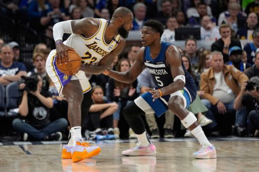 LA 레이커스 르브론 제임스가 28일(한국시간) 미국 미네소타주 미니애폴리스의 타깃 센터에서 열린 2024~25 NBA 서부 콘퍼런스 플레이오프 1라운드 4차전 미네소타 팀버울브스와의 원정 경기에서 앤서니 에드워즈를 상대로 공격하고 있다. AP 연합뉴스