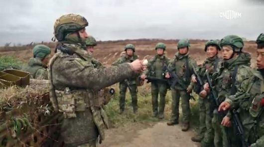 러시아와 북한이 북한군 파병을 공식 인정한 가운데, 러시아 국방부가 서부 쿠르스크에서 전투 훈련 중인 북한군 영상을 공개했다고 베스티 등 러시아 언론이 28일(현지시간) 보도했다. 사진은 영상 일부. 2025.4.28 텔레그램