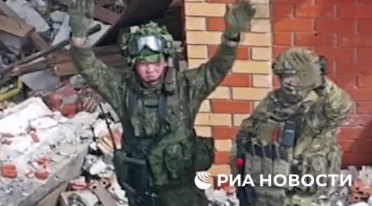 29일(현지시간) 러시아 관영 리아 노보스티 통신은 “러시아군과 북한군 합동 전투 작전 영상”이라며 64초짜리 시각 자료를 공개했다. 통신은 이어 “북한군이 우크라이나군으로부터 쿠르스크 수잔스키 지역을 해방하는 작전에 참여했다”라고 전했다. 사진은 관련 영상 일부. 2025.4.29 리아 노보스티