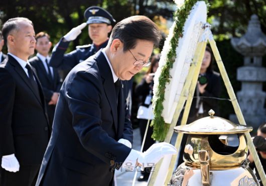 이재명 더불어민주당 대선 후보가 28일 오전 서울 동작구 국립서울현충원 이승만 전 대통령 묘역을 찾아 참배하고 있다. 2025.4.28 안주영 전문기자