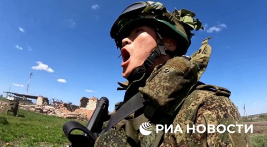 29일(현지시간) 러시아 관영 리아 노보스티 통신은 “러시아군과 북한군 합동 전투 작전 영상”이라며 64초짜리 시각 자료를 공개했다. 통신은 이어 “북한군이 우크라이나군으로부터 쿠르스크 수잔스키 지역을 해방하는 작전에 참여했다”라고 전했다. 사진은 관련 영상 일부. 2025.4.29 리아 노보스티