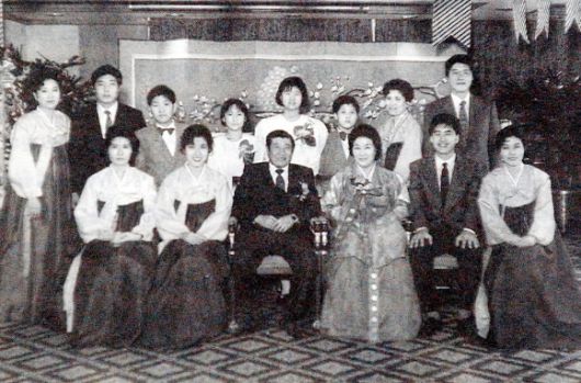 1988년 태광그룹 창업주인 고 이임용 선대회장의 부인 고 이선애 여사 회갑연 때 찍은 가족사진. 앞줄 왼쪽부터 장녀 이경훈·차녀 이재훈씨, 이 선대회장, 이 여사, 삼남 이호진 전 태광그룹 회장, 삼녀 이봉훈씨. 뒷줄 왼쪽부터 둘째 며느리 장옥빈씨, 차남 고 이영진씨, 손자 이성준군, 손녀 이성아·이정아양, 손자 이원준군, 맏며느리 진임순씨, 장남 고 이식진씨. 서울신문 DB