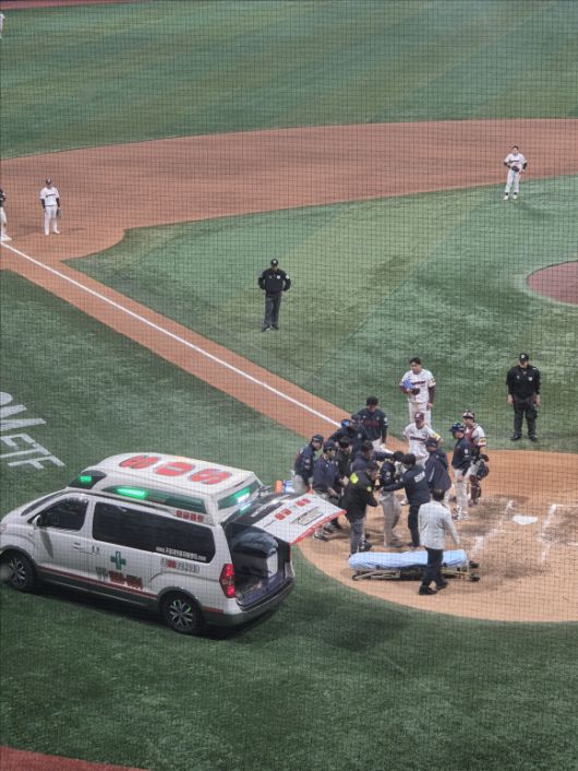 29일 서울 고척돔에서 열린 롯데 자이언츠와 키움 히어로즈전에서 7회 키움 양지율의 투구에 머리를 맞고 쓰러진 전민재가 부축을 받아 응급차에 탑승하고 있다. 박성국 기자