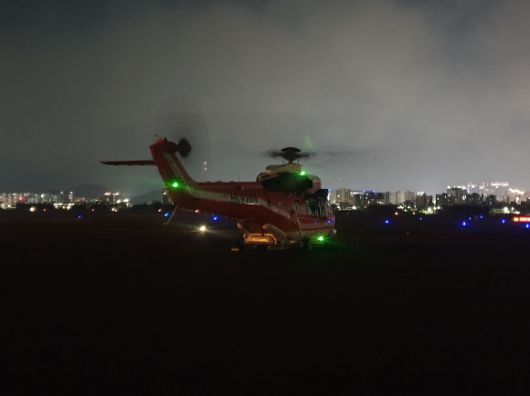 대구 산불 야간 진화에 나서는 수리온 헬기 - 28일 대구시 북구 함지산에서 발생한 산불 진화를 위해 야간 진화가 가능한 산림청 수리온 헬기를 투입되고 있다. 2025.4.28. 뉴스1