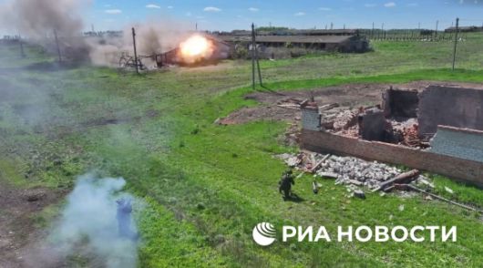 29일(현지시간) 러시아 관영 리아 노보스티 통신은 “러시아군과 북한군 합동 전투 작전 영상”이라며 64초짜리 시각 자료를 공개했다. 통신은 이어 “북한군이 우크라이나군으로부터 쿠르스크 수잔스키 지역을 해방하는 작전에 참여했다”라고 전했다. 사진은 관련 영상 일부. 2025.4.29 리아 노보스티