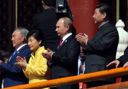 2015년 중국 베이징에서 열린 전승절 70주년 열병식에 참석한 박근혜 전 대통령(왼쪽 두번째부터)과 블라디미르 푸틴 러시아 대통령, 시진핑 중국 국가주석이 박수를 치고 있다. 서울신문DB