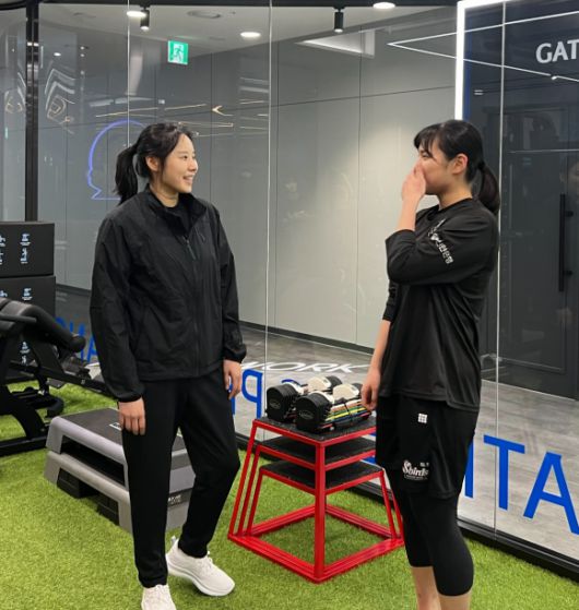 최윤아 인천 신한은행 신임 감독이 28일 용인 구단연수원에서 선수단과 상견례를 마치고 허유정과 대화하고 있다. 인천 신한은행 제공