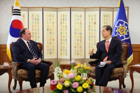 韓대행, 펠런 美 해군성 장관 접견 - 한덕수(오른쪽) 대통령 권한대행 겸 국무총리가 30일 서울 종로구 정부서울청사에서 존 펠런 미국 해군성 장관을 접견하고 있다. 총리실 제공