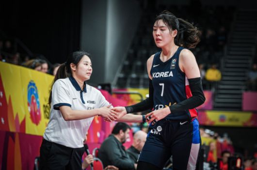 한국 여자농구 국가대표팀 코치였던 최윤아 감독이 2023년 6월 28일 호주 시드니의 올림픽 파크 스포츠센터에서 열린 2023 국제농구연맹(FIBA) 아시아컵 중국전에서 박지수와 하이파이브하고 있다. 대한농구협회 제공
