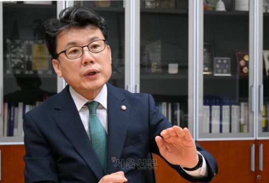 진성준 더불어민주당 중앙선거대책위원회 총괄선거대책본부 공동정책본부장이 1일 국회의원회관에서 서울신문과 인터뷰를 하고 있다. 2025.5.1 안주영 전문기자