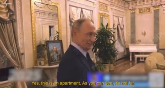 블라디미르 푸틴 러시아 대통령이 현지 언론사 기자와 이야기를 나누던 중 개인 저택의 문을 직접 열며 내부를 소개하는 모습. 텔레그램 영상 캡처