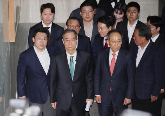 한덕수 전 총리, 이정현-추경호와 함께 - 한덕수 전 국무총리가 2일 서울 여의도 국회 소통관에서 대통령 선거 출마를 선언하기 위해 이정현 전 새누리당 대표, 국민의힘 추경호 의원 등과 기자회견장으로 향하고 있다. 2025.5.2 연합뉴스