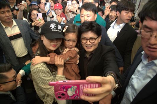 ‘TK’ 공들이는 한동훈 - 한동훈 국민의힘 대선 경선 후보가 같은 날 경북 안동 중앙신시장을 방문해 시민들과 함께 사진을 찍는 모습. 안동 뉴스1