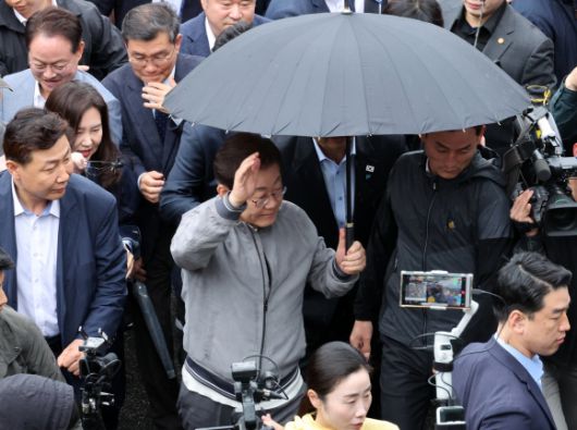 민심을 청취하는 ‘경청 투어’에 나선 이재명 더불어민주당 대선후보가 3일 강원도 속초시 속초중앙시장을 방문하기 위해 차에서 내려 경호를 받으며 이동하고 있다. 이 후보 측은 “후보에 대한 피습 모의 제보가 잇따르고 있다”고 밝혔다. 2025.05.03 뉴시스